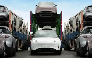 Pengiriman perdana mobil listrik Geely EX2 buatan Purwakarta ke 40 diler Indonesia.