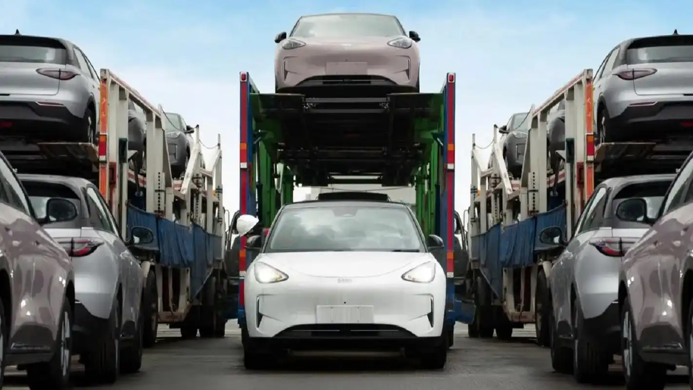 Pengiriman perdana mobil listrik Geely EX2 buatan Purwakarta ke 40 diler Indonesia.