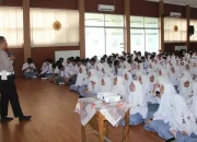 Tekan Angka Kecelakaan, Polisi Edukasi Safety Riding Pelajar MAN Purwakarta