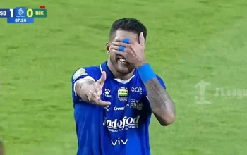 Selebrasi Berguinho usai cetak gol kemenangan laga Persib vs PSBS Biak.