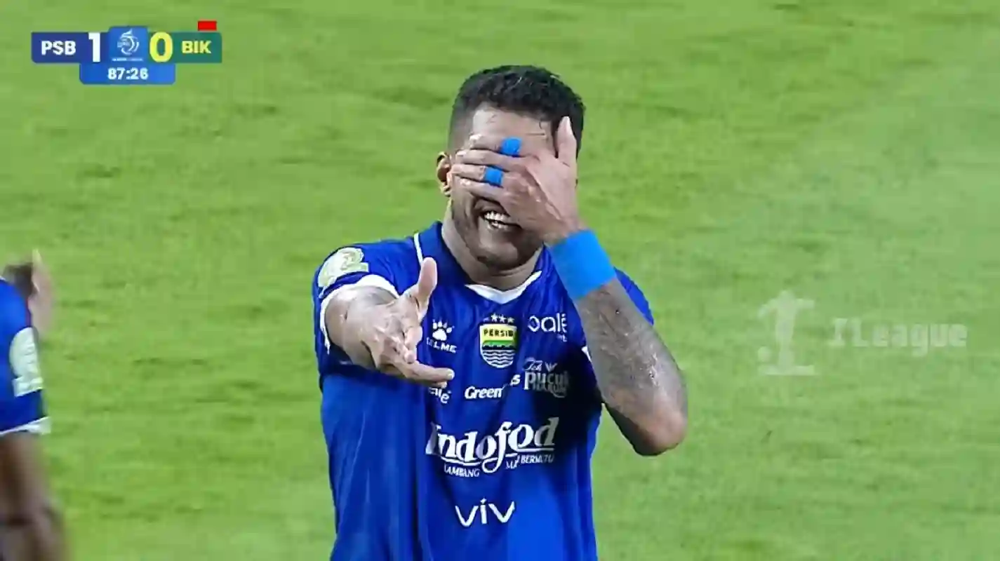 Selebrasi Berguinho usai cetak gol kemenangan laga Persib vs PSBS Biak.