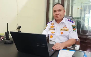 Petugas Dishub Purwakarta melayani pengaduan PJU lampu jalan mati.