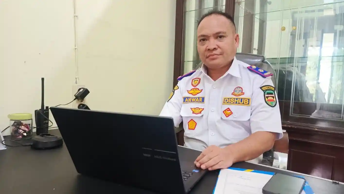 Petugas Dishub Purwakarta melayani pengaduan PJU lampu jalan mati.