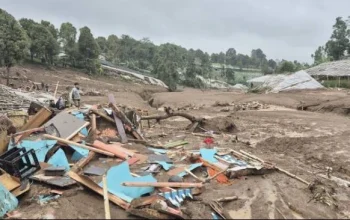 Pencarian korban longsor di Pasirlangu Bandung Barat oleh petugas gabungan