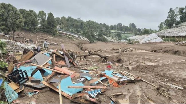 Pencarian korban longsor di Pasirlangu Bandung Barat oleh petugas gabungan
