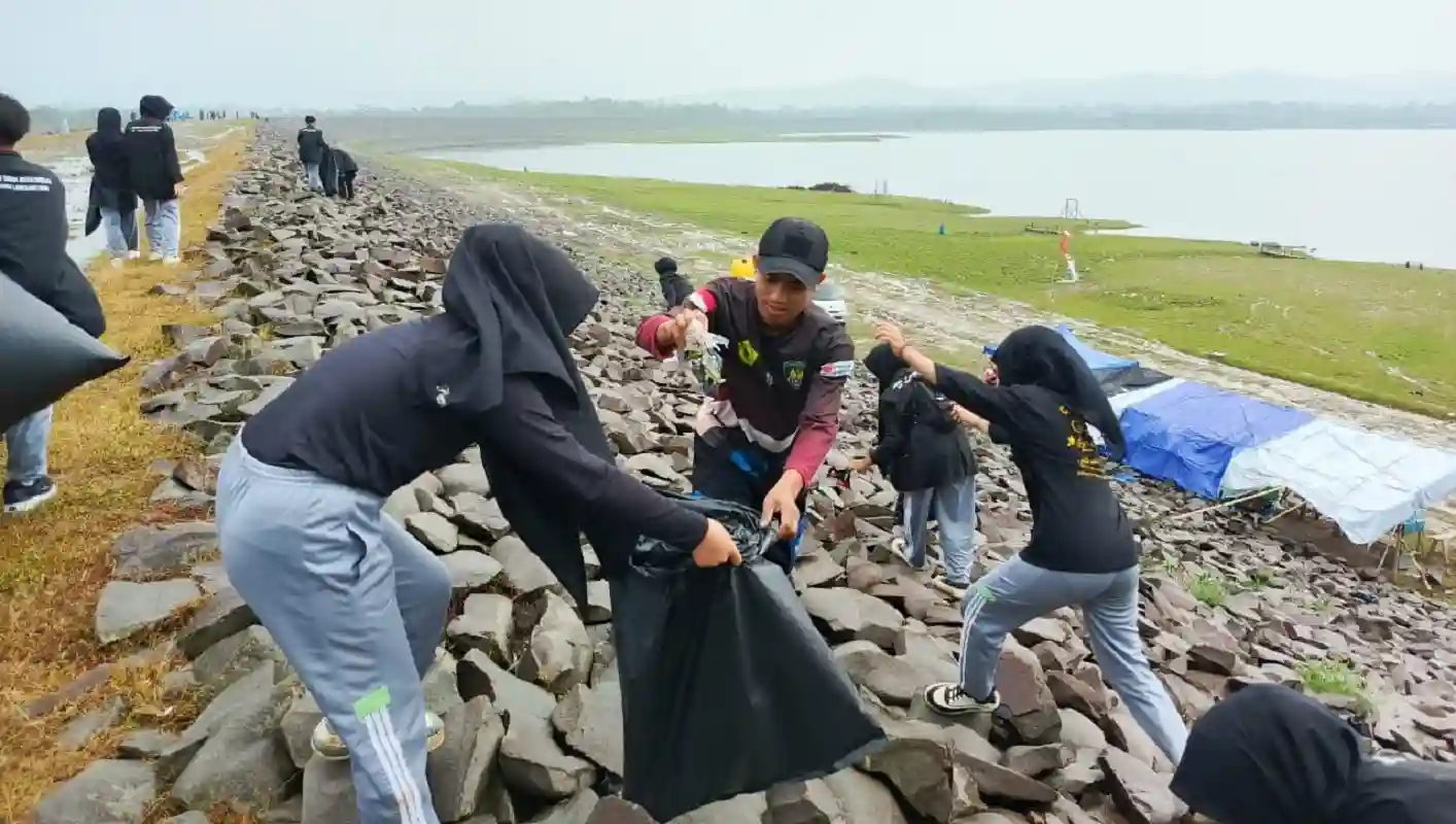 Ngosrek Parang Gombong kolaborasi warga jaga wisata Purwakarta