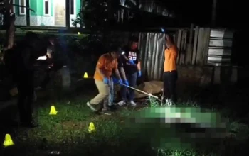 Polisi olah TKP penemuan mayat pria bersimbah darah di Kiarapedes Purwakarta