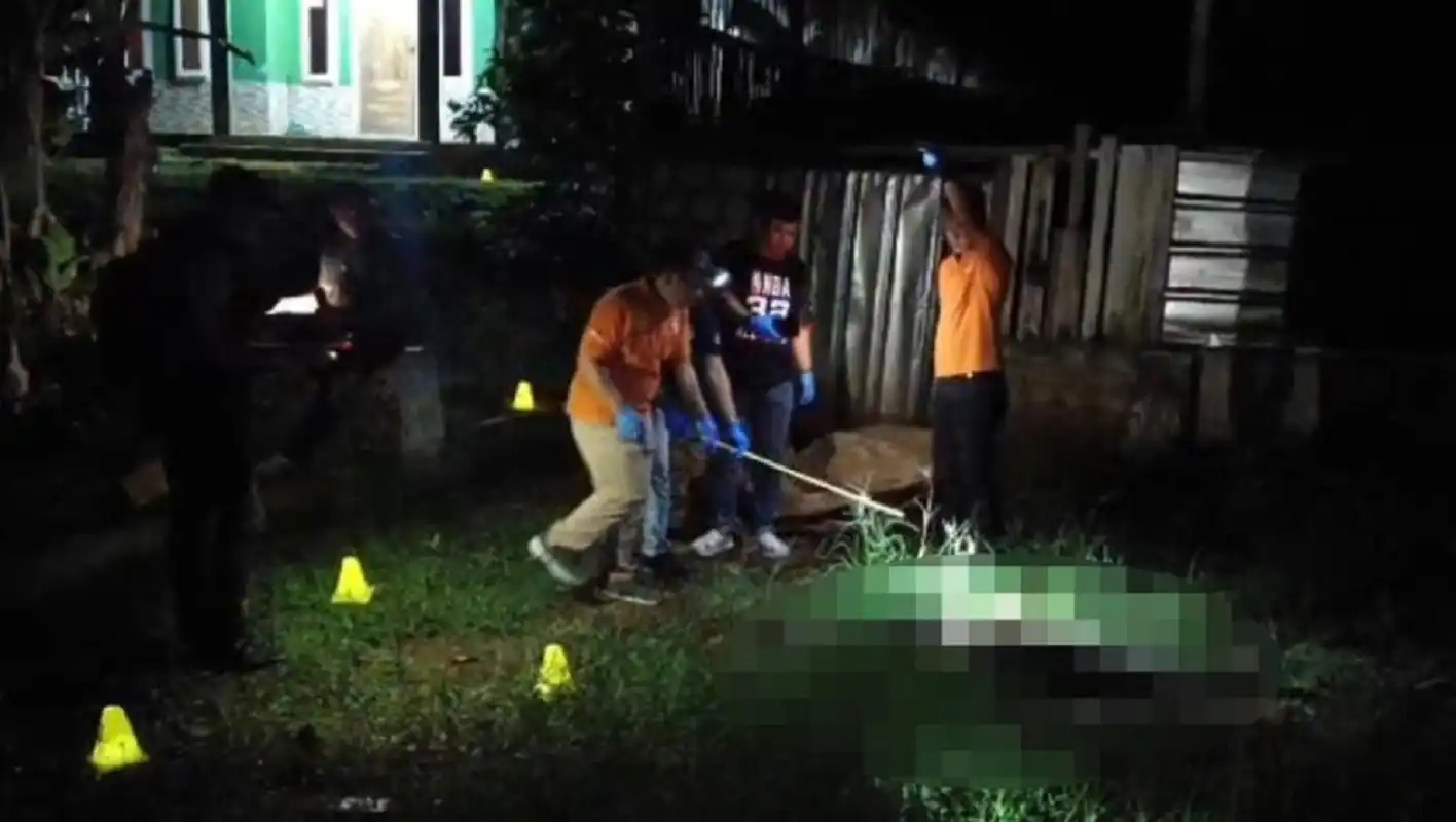 Polisi olah TKP penemuan mayat pria bersimbah darah di Kiarapedes Purwakarta