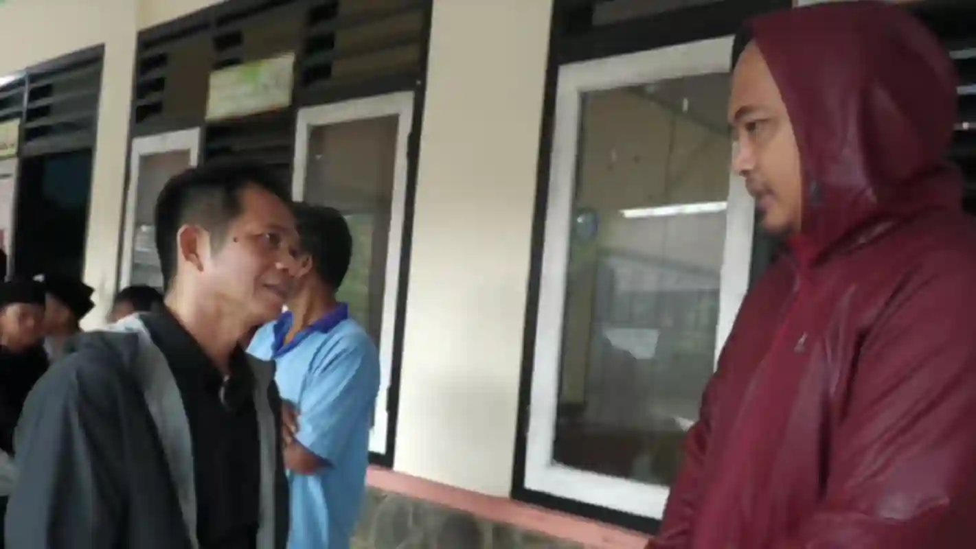 Om Zein memarahi Disdik Purwakarta karena guru belum datang jam 7 pagi di SDN 1 Cisalada