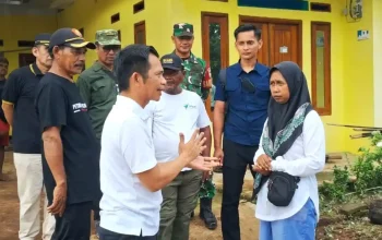 Om Zein tinjau rumah rusak angin kencang Purwakarta Campaka