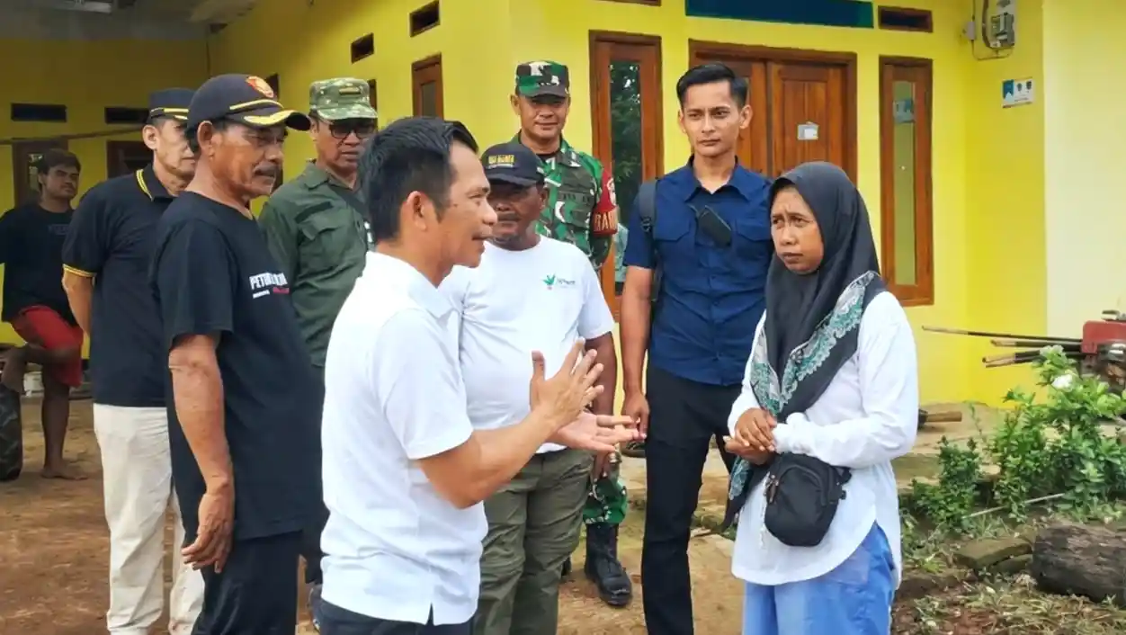 Om Zein tinjau rumah rusak angin kencang Purwakarta Campaka