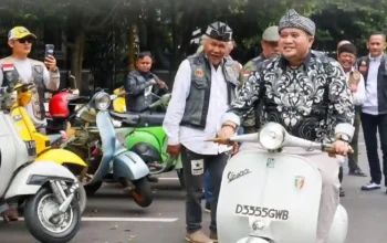 Pejabat Purwakarta mengendarai Vespa di depan Komunitas Vespa Purwakarta saat Rakernas VAC 2026.