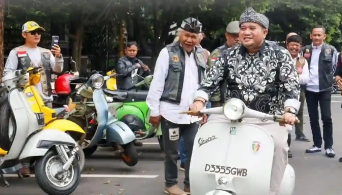 Wakili Om Zein Hadiri Rakernas VAC, Pejabat Purwakarta Bernostalgia Dengan Vespa