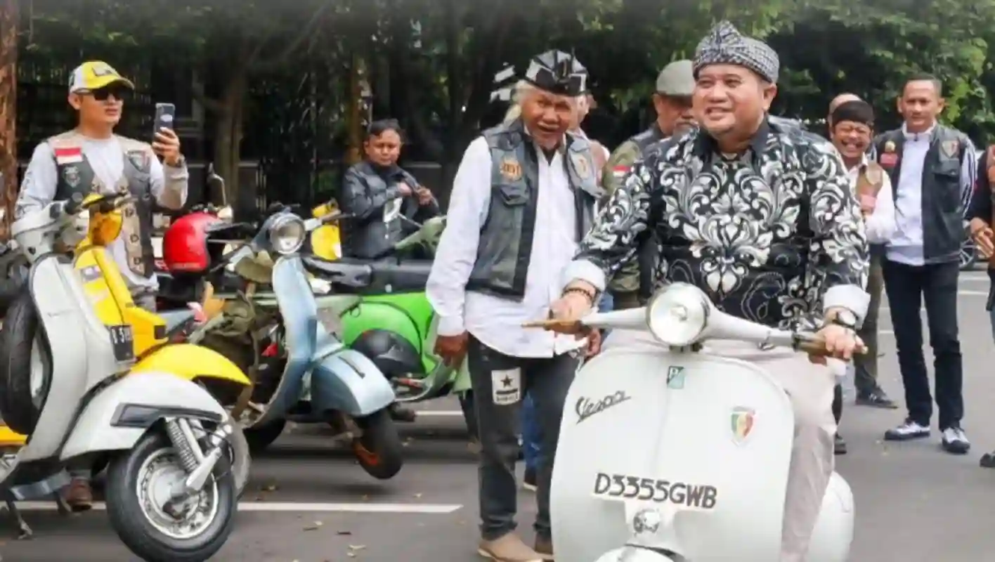 Pejabat Purwakarta mengendarai Vespa di depan Komunitas Vespa Purwakarta saat Rakernas VAC 2026.