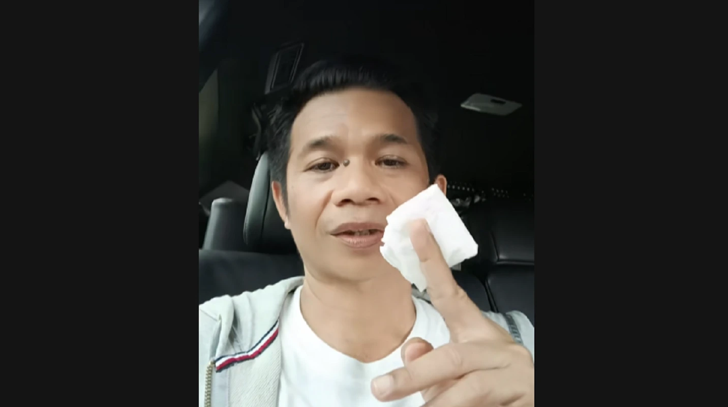 Bupati Purwakarta Om Zein baca surat di tisu dari perempuan yang minta bantuan operasi bayi