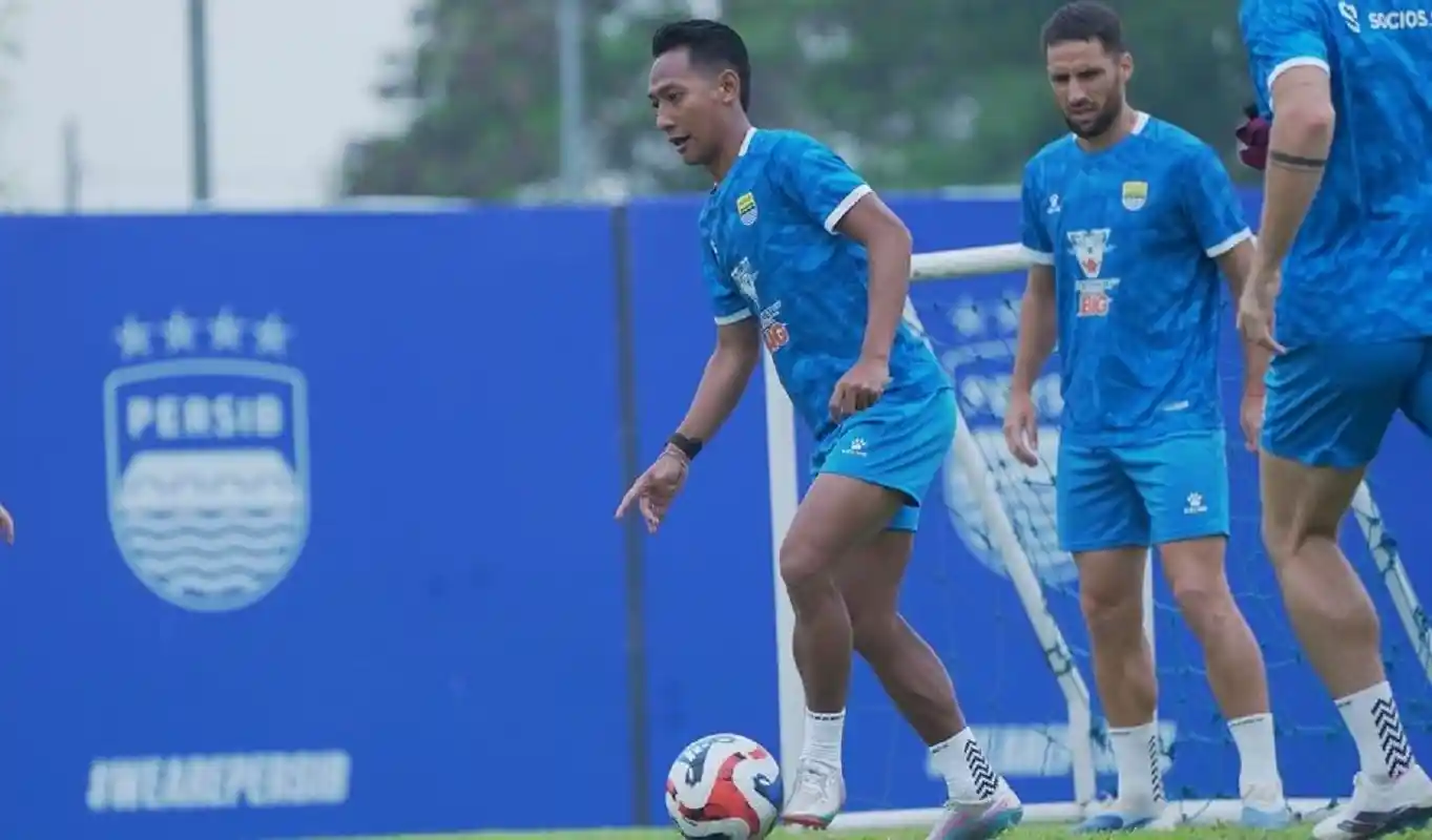 Beckham Putra Persib latihan di Stadion GBLA jelang lawan Persija Jakarta Super League 2025.