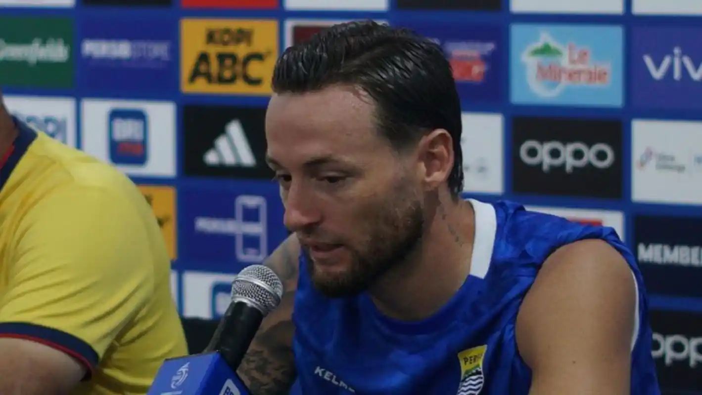 Marc Klok Persib Bandung konferensi pers jelang Persib vs Persija Super League.