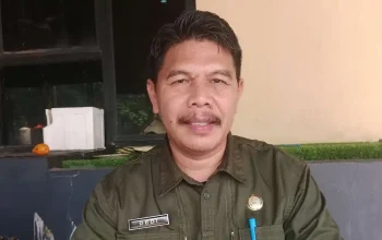 Petugas Disnakertrans Subang mendata kepulangan PMI asal Subang bermasalah.