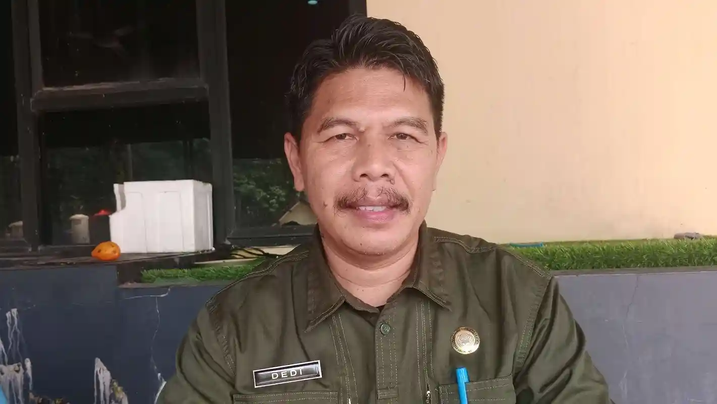 Petugas Disnakertrans Subang mendata kepulangan PMI asal Subang bermasalah.