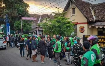 Ratusan driver Ojol datangi Mapolsek Cibatu Garut terkait kasus pengeroyokan oleh oknum Opang di Stasiun Cibatu.