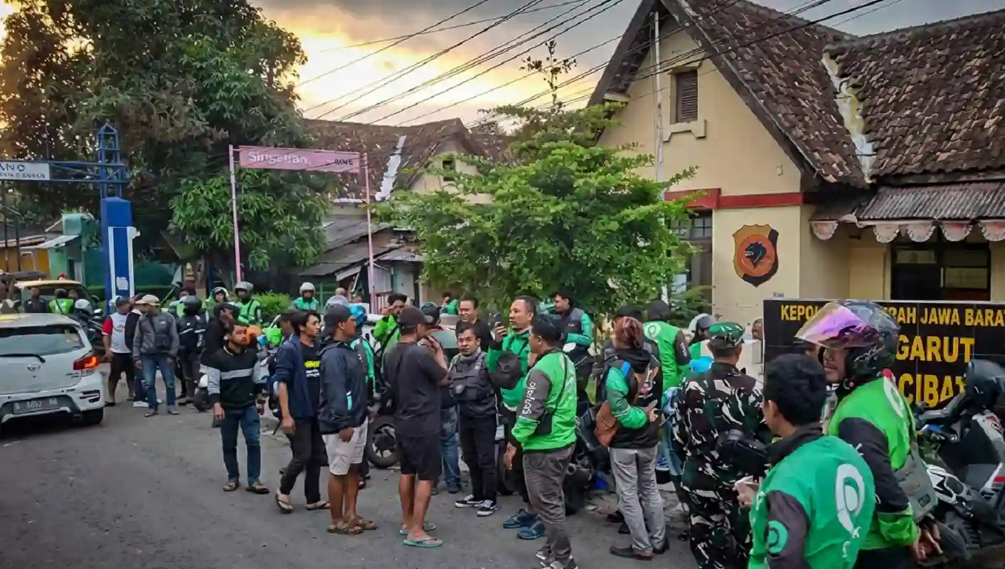 Ratusan driver Ojol datangi Mapolsek Cibatu Garut terkait kasus pengeroyokan oleh oknum Opang di Stasiun Cibatu.