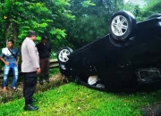 Sopir Kurang Konsentrasi, Toyota Calya Terbalik di Cirata Purwakarta