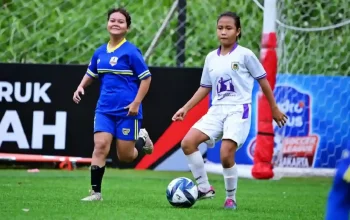 Wulan striker Persipo Putri U15 pencetak gol terbanyak Liga Sepakbola Putri.