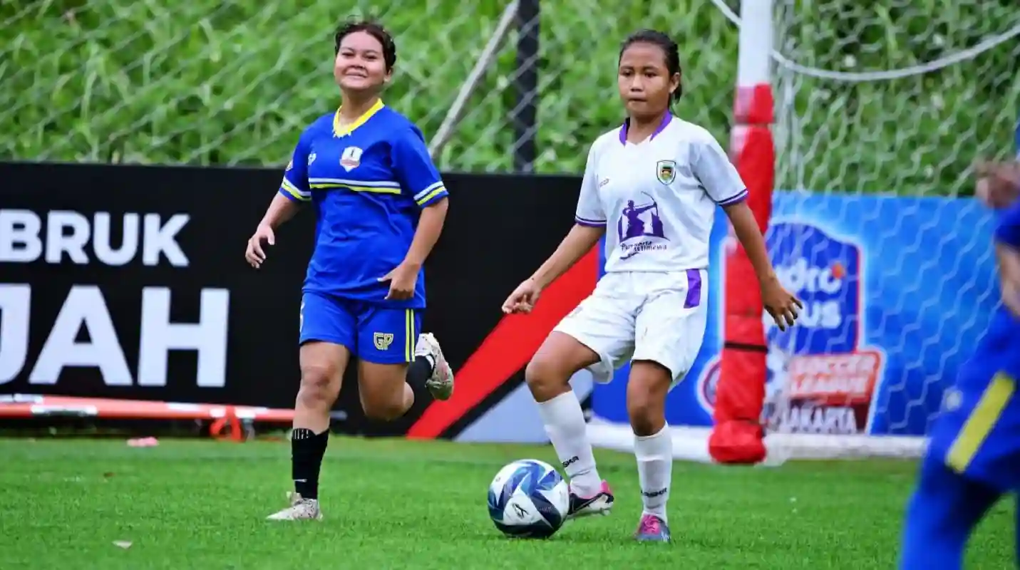 Wulan striker Persipo Putri U15 pencetak gol terbanyak Liga Sepakbola Putri.