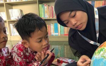 Seorang guru sedang membimbing siswanya.