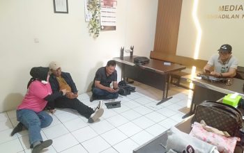 Kursi Wartawan Dipindah Tanpa Pemberitahuan, Peliput PN Bandung Terpaksa Duduk Lesehan