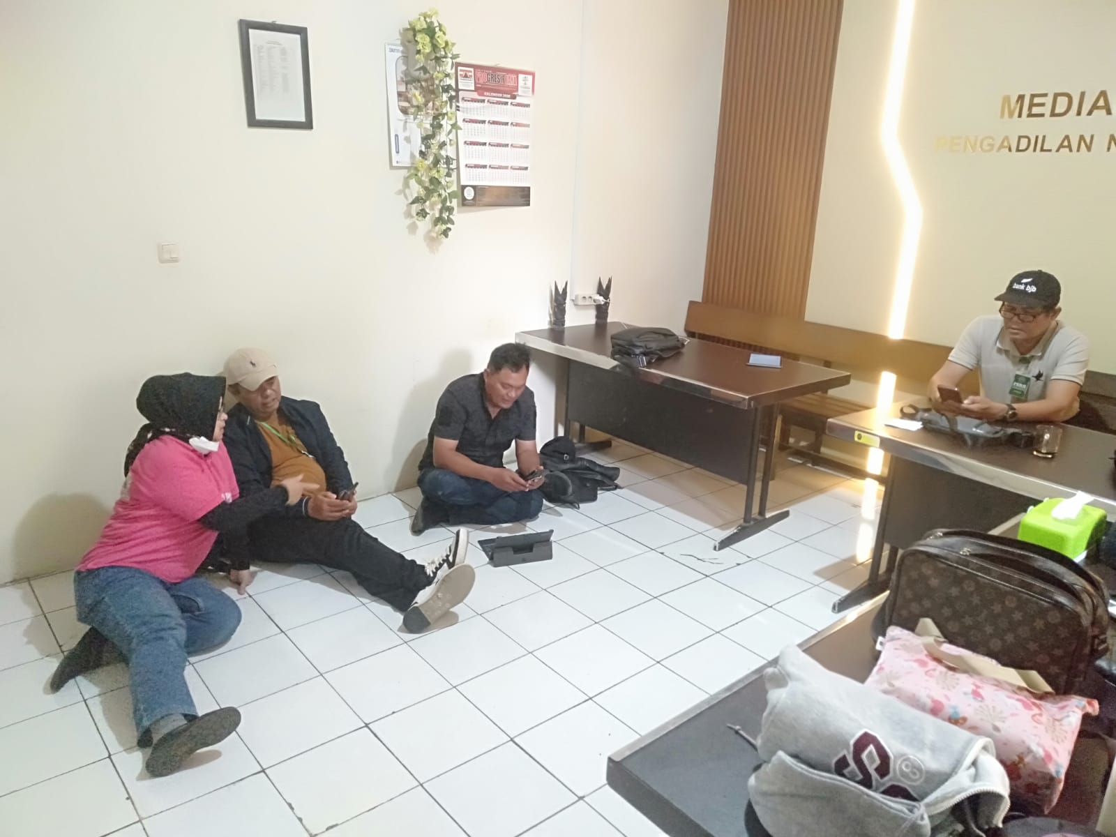 Kursi Wartawan Dipindah Tanpa Pemberitahuan, Peliput PN Bandung Terpaksa Duduk Lesehan