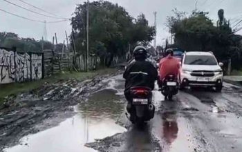 Kerusakan jalan provinsi di Kabupaten Bekasi.