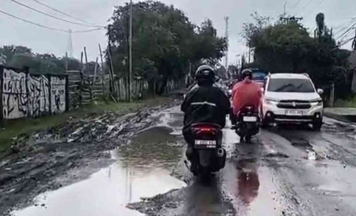 Kerusakan jalan provinsi di Kabupaten Bekasi.