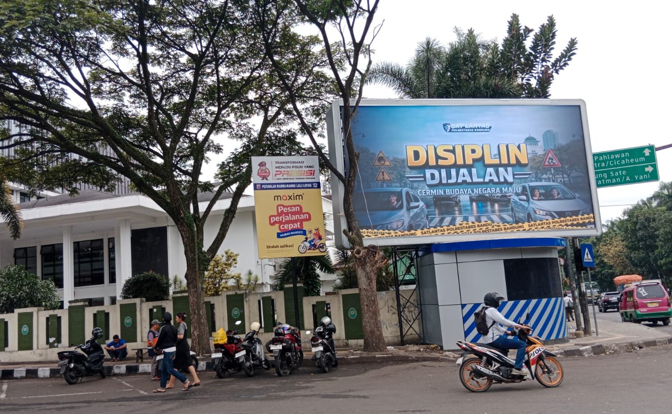 Pemkot Bandung Abai ! Videotron di Atas Pos Gatur Depan Gasibu, Diduga Ilegal