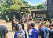 Polsek Bojong Bersama Warga Bersihkan Sampah di Wisata Taman Batu Purwakarta