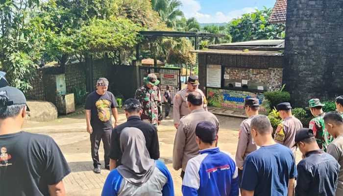 Polsek Bojong Bersama Warga Bersihkan Sampah di Wisata Taman Batu Purwakarta
