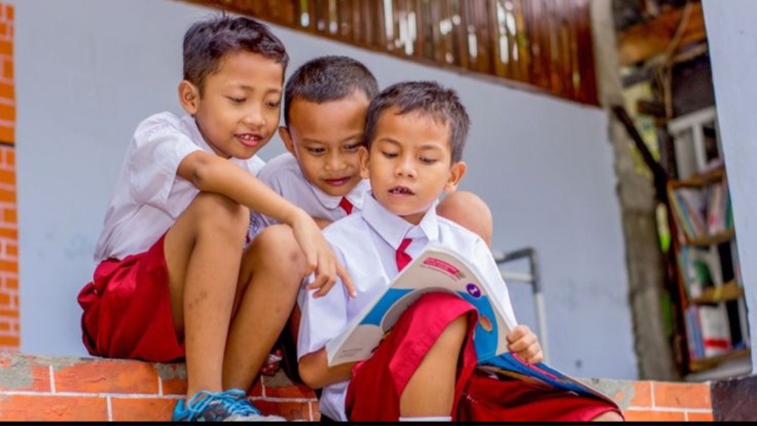 Para siswa SD saat jam belajar.