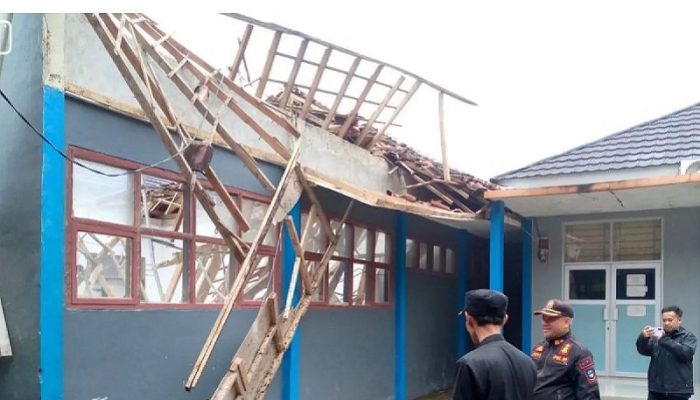 SMKN 11 Garut Ambruk Akibat Cuaca Ekstrem, BPBD Sebut Bangunan Sudah Tua