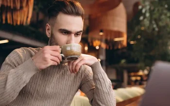 dr Saddam Ismail menjelaskan bahaya minum kopi berlebihan bagi kesehatan pria Purwakarta.