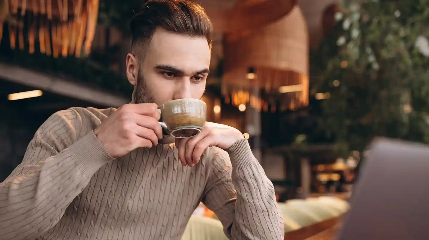 dr Saddam Ismail menjelaskan bahaya minum kopi berlebihan bagi kesehatan pria Purwakarta.