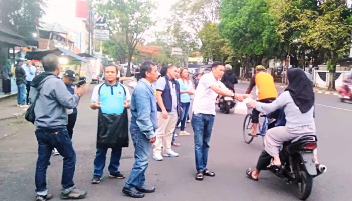Sewindu PWI Kota Bandung Konsisten Berbagi Takjil, 400 Paket Disalurkan di Hari Ke-9 Ramadan 1447 H