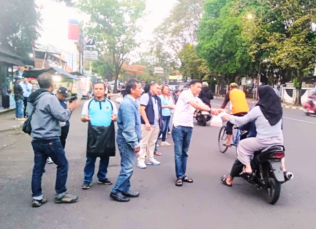 Sewindu PWI Kota Bandung Konsisten Berbagi Takjil, 400 Paket Disalurkan di Hari Ke-9 Ramadan 1447 H