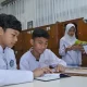 Siswa sekolah mengikuti kegiatan pesantren kilat dan tadarus Al-Qur'an selama bulan Ramadan 2026.