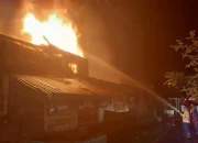 Si Jago Merah Lahap Pasar Rebo Purwakarta Dini Hari