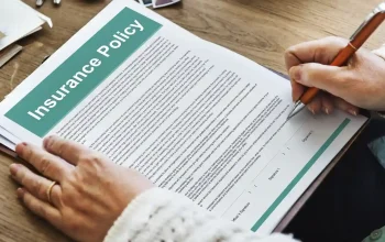 Ilustrasi klaim asuransi yang terhambat akibat syarat tambahan di luar polis asuransi