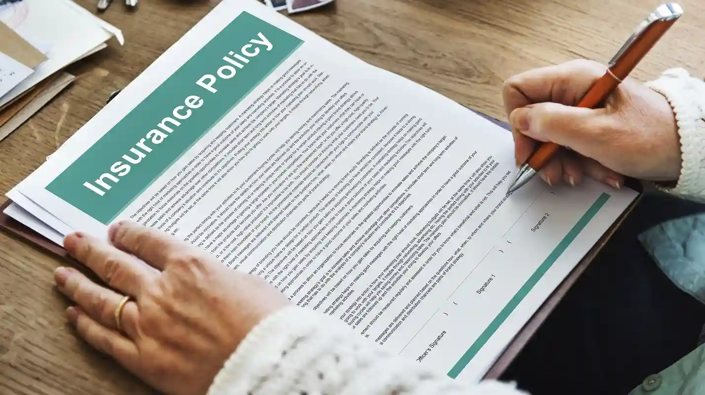 Ilustrasi klaim asuransi yang terhambat akibat syarat tambahan di luar polis asuransi