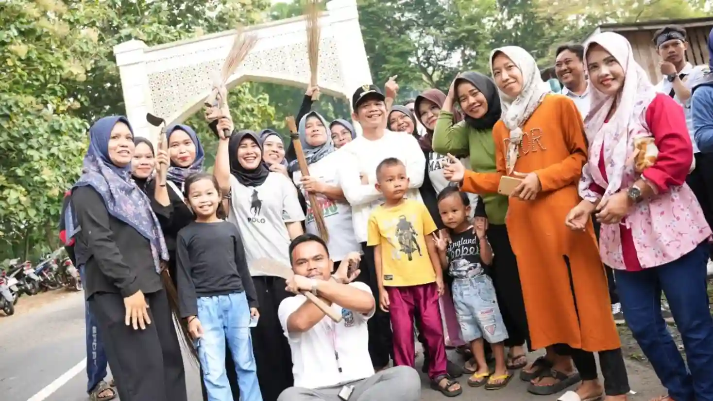 Om Zein memimpin Gerakan Ngosrek Bareng di Kabupaten Purwakarta