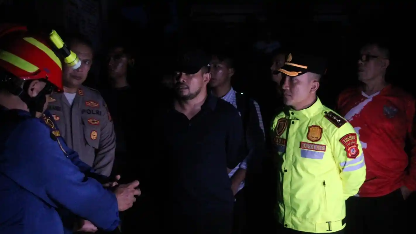 Polisi selidiki penyebab kebakaran Pasar Rebo Purwakarta yang menghanguskan puluhan kios.