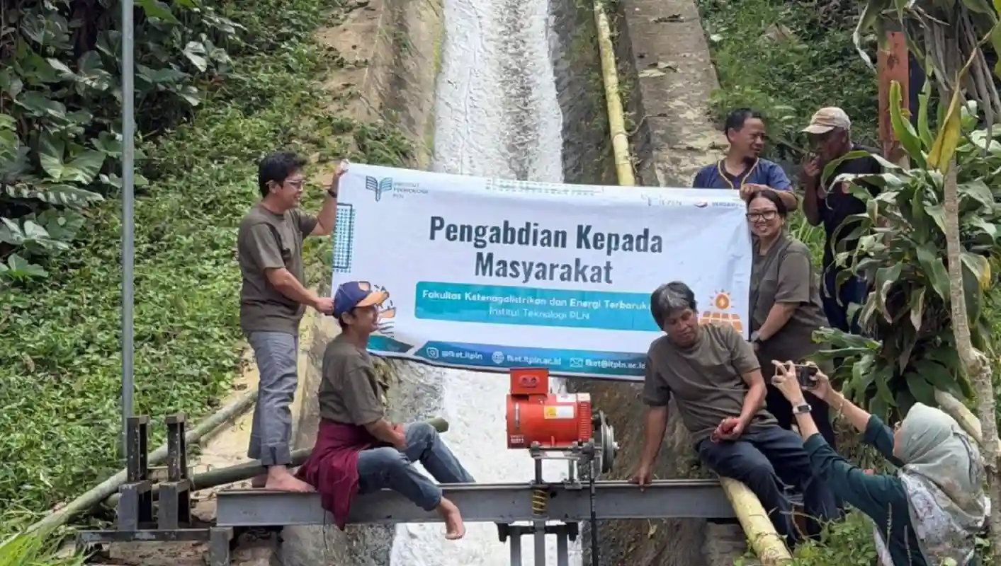 Sinergi warga Kampung Gadog Cianjur dan tim ITPLN saat melakukan uji coba kincir air PLTMH untuk listrik desa mandiri.