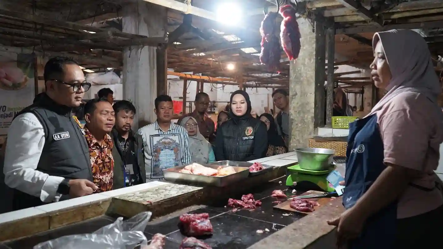 Polisi geruduk pasar Purwakarta cek stok bahan pokok jelang puasa